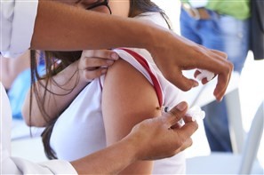 A uma semana do fim da vacinação contra a dengue, apenas 30% do público-alvo foram atingidos
